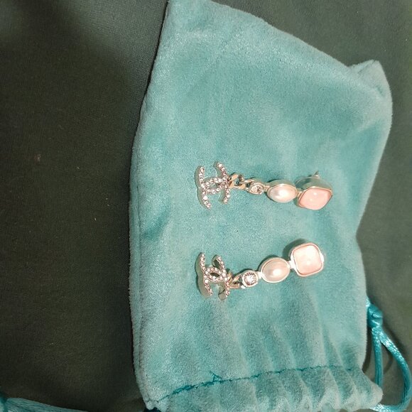 CHANEL Earrings - Picture 1 of 3